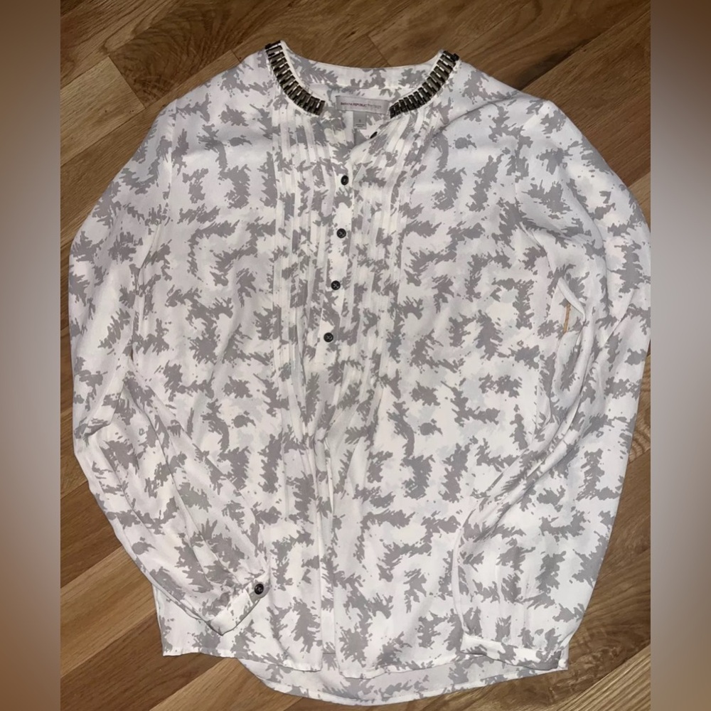 Women’sWhite and Gray Patterned banana republic small shirt